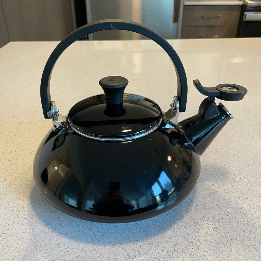 Le Creuset Zen Enamel 1.5L Tea Kettle - Black